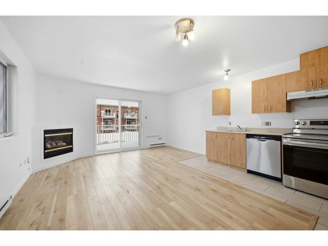 Building Photo - 321 Rue Champlain