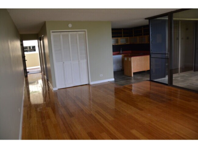 Building Photo - Heritage House Immaculate 2/2/2