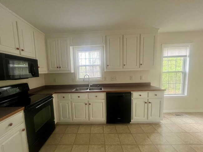 Building Photo - Three bedroom, 2.5 bath house in Mebane
