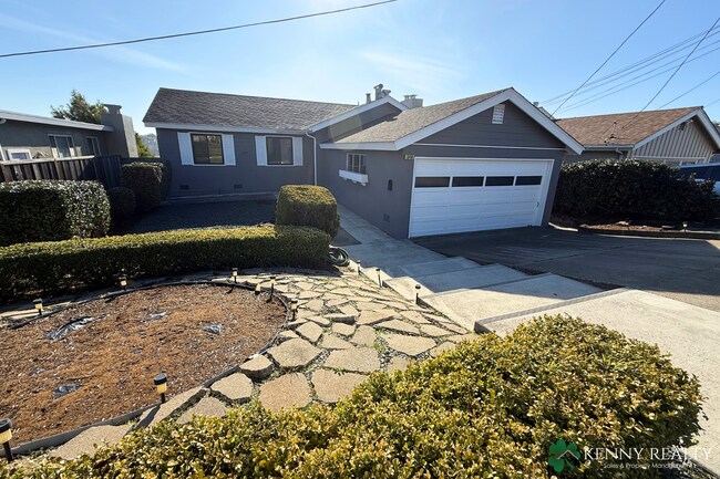 Foto del edificio - Bright Multi-Level 4BR Home with Two Primary Bedrooms