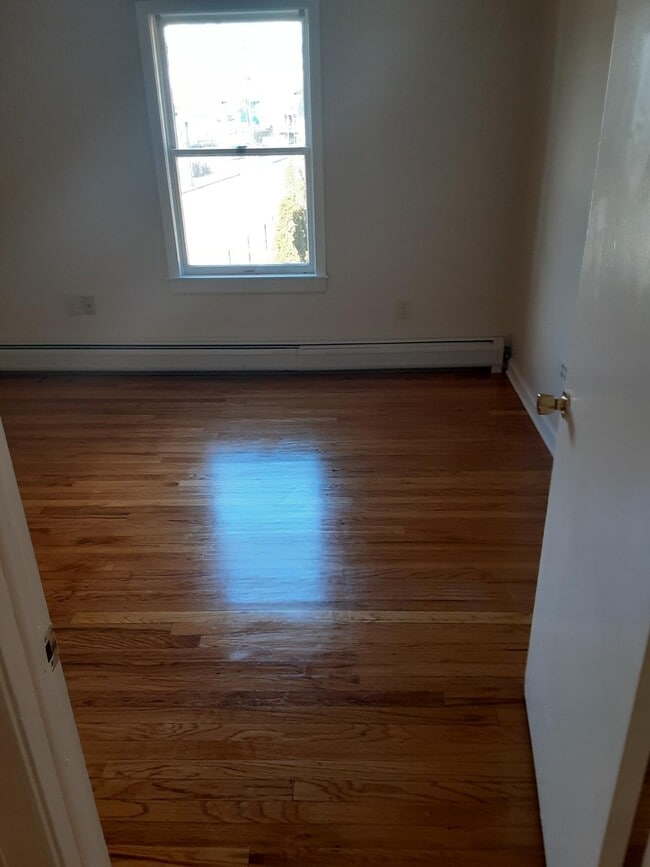 Building Photo - 184 Thames St