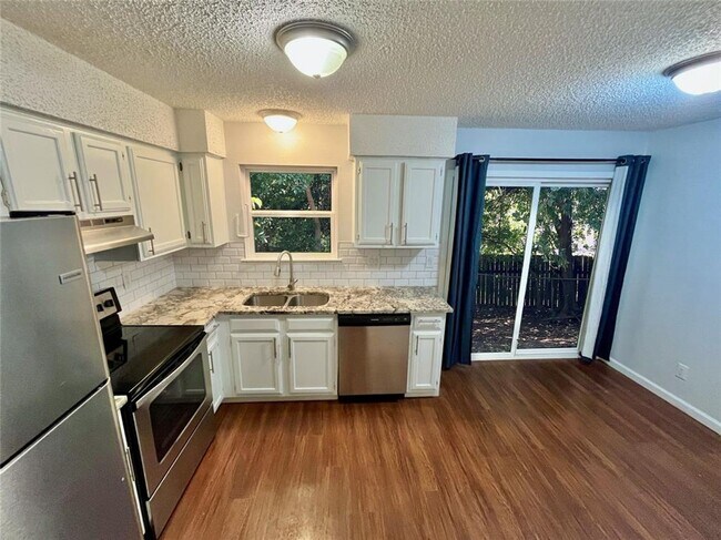 Foto del edificio - 122 Hillside Dr