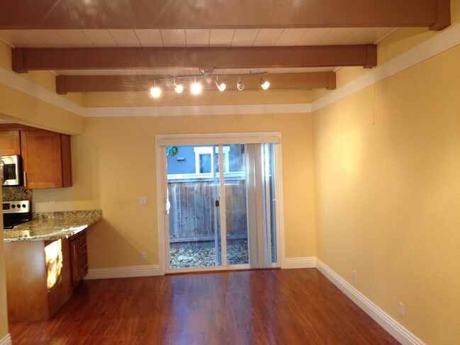 Building Photo - 532 Tyrella Ave