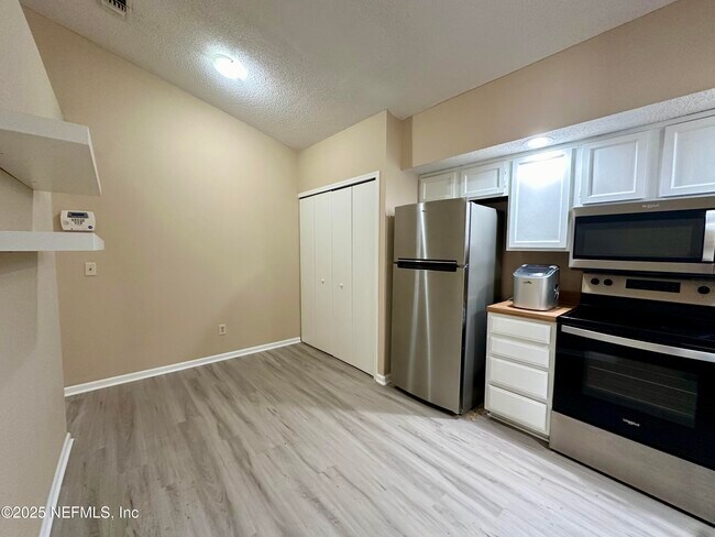 Foto del edificio - 8828 Townsquare Dr S