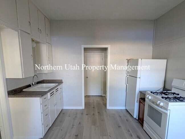 Building Photo - Lower Unit 2 Bed, 1 Bath