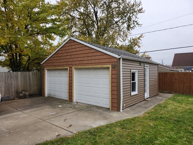 Two Car Garage - 2813 Silverdale Ave
