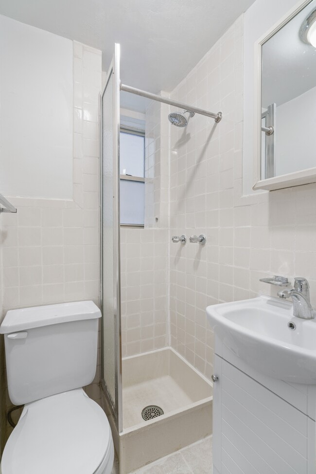 Building Photo - One Bedroom Apartment: Ripe for Rent..