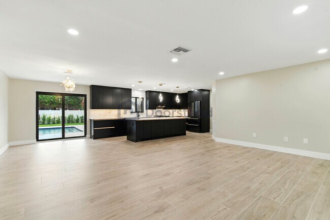 Foto del edificio - 6886 Tradewind Way