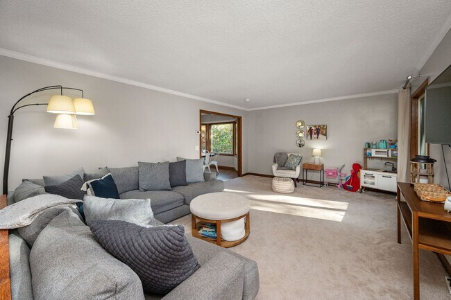 Foto del edificio - Stunning Remodeled 4BR Home w/ Pond View &...