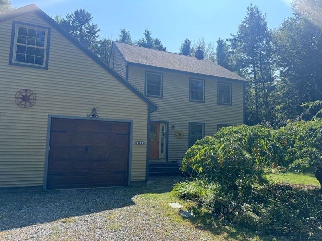 Primary Photo - Beautiful 3 Bedroom Brunswick House