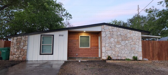 Building Photo - 2002 Springvale Dr