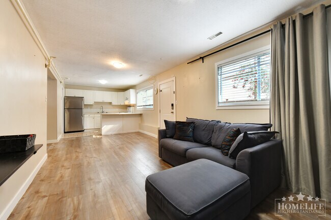 Photo du bâtiment - Ground-Level Unit for Rent in Langley — Utilities Included