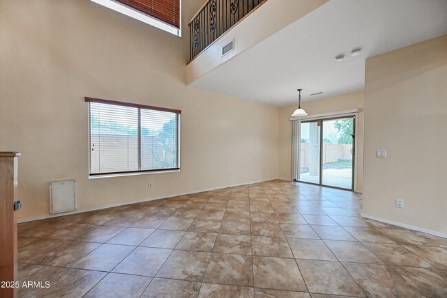 Foto del edificio - 26196 W Burnett Rd