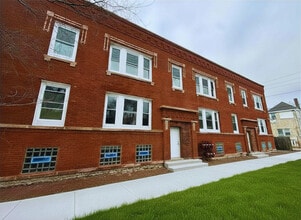 Building Photo - 241 W 74th St