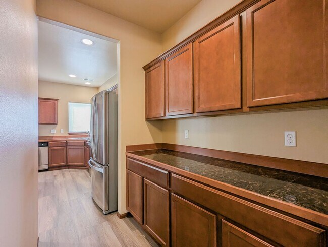 Foto del edificio - Spacious 4 bed/2.5bth Home W/ New Carpet &...