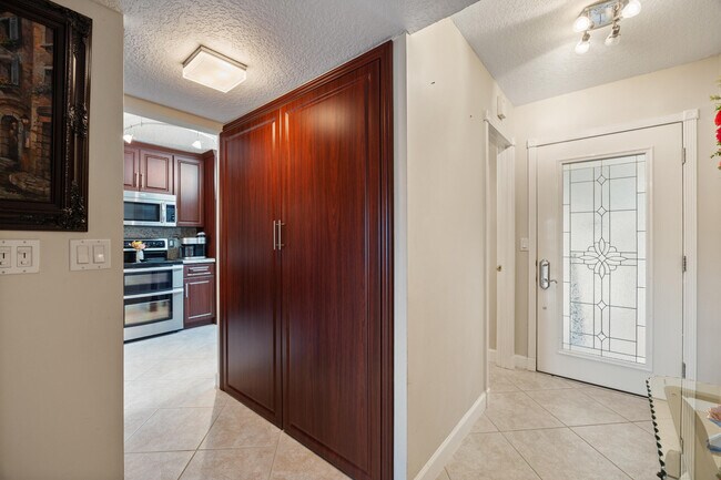 Building Photo - 210 Captains Walk