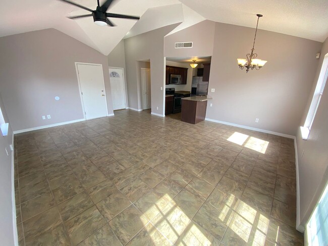 Building Photo - East El Paso 3 bed 2 bath