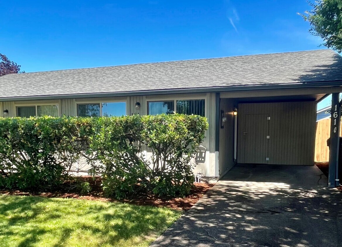 Primary Photo - Pet-Friendly Duplex In South Corvallis