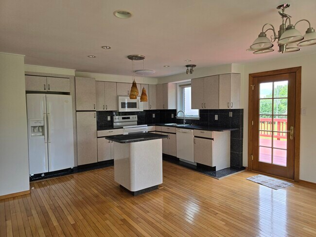 Foto del edificio - 9321 Bentridge Ave