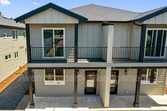 Building Photo - 930 Molalla Ave