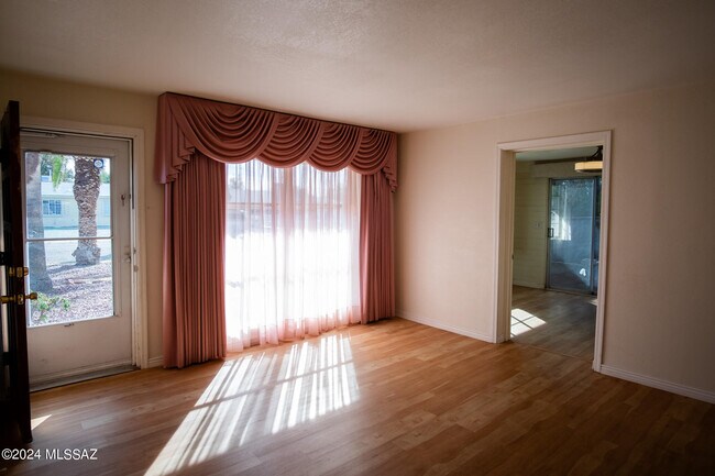 Building Photo - 1009 S Duquesne Dr
