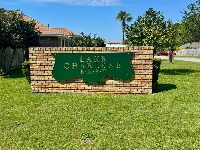 Foto del edificio - 529 Long Lake Dr