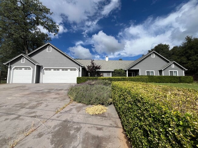 Building Photo - Country Living in Ranchland Acres!
