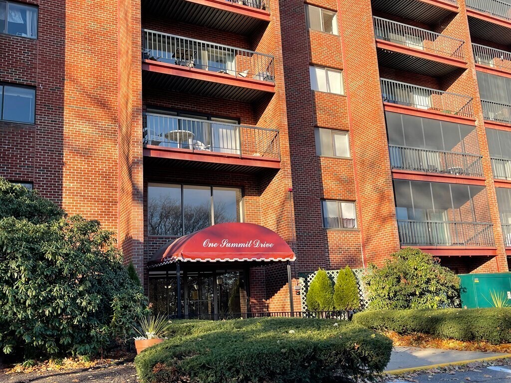 1 Summit Dr Unit 43, Reading, MA 01867 Condo for Rent in Reading, MA