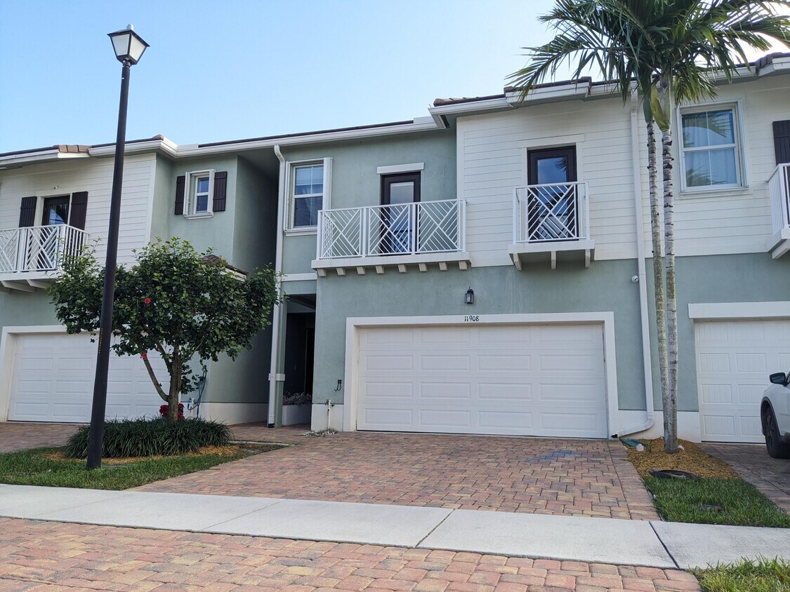 Primary Photo - 11908 Cypress Key Way