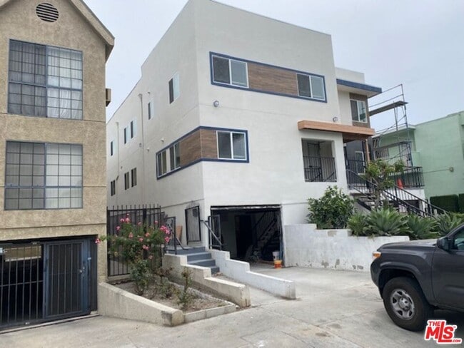 Building Photo - 4832 Rosewood Ave