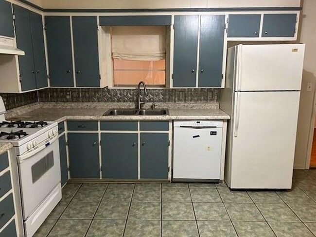 Building Photo - 4 Bedroom 2 Bath, Large Yard!!