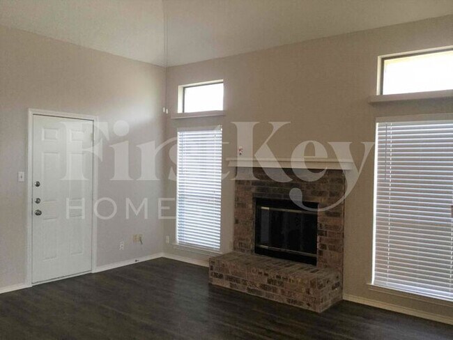 Foto del edificio - 6800 Running Creek Dr