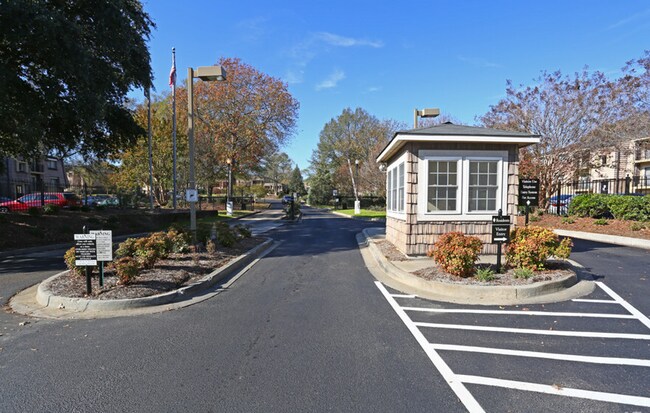 Foto del edificio - 410 Old Manor Rd