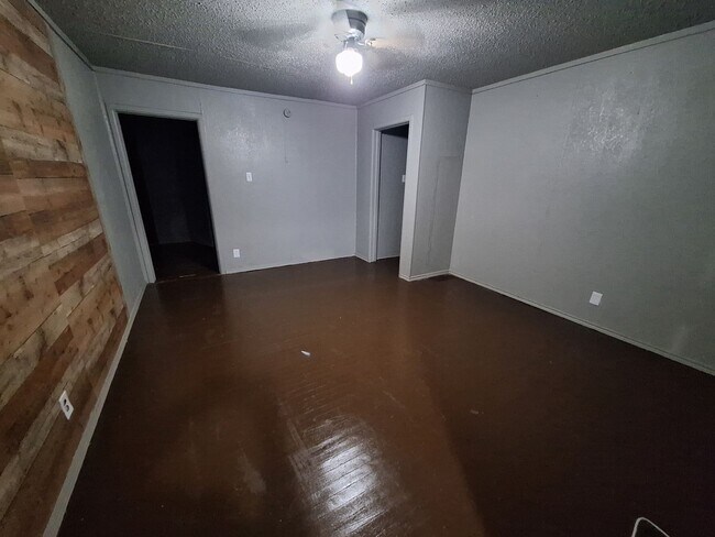 Building Photo - 4 bedroom, 1.5 baths
