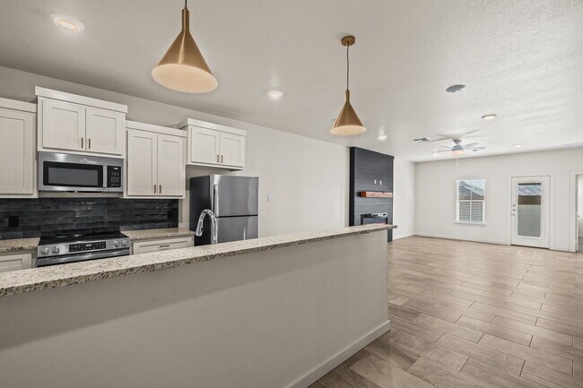 Foto del edificio - **MOVE IN SPECIAL** Stunning Townhomes in Frenship ISD!