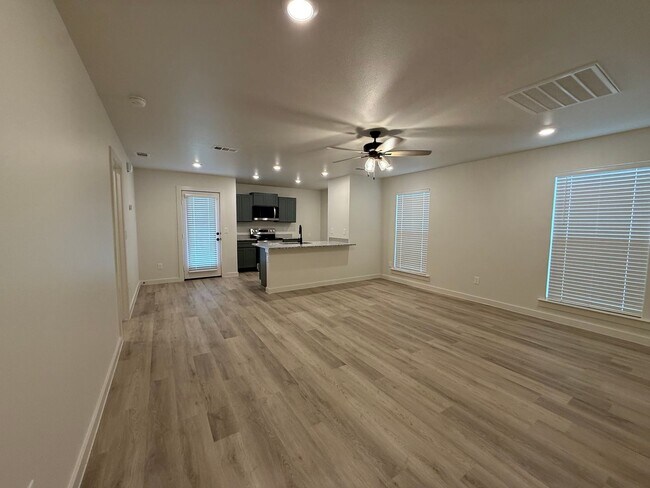 Foto del edificio - July Move-in