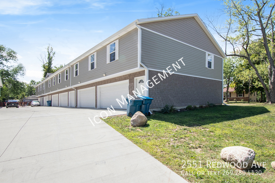 Foto principal - GARAGES--2551 Redwood Ave