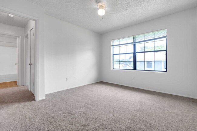 Building Photo - Cute 2 Bed 1 Bath Unit in Quiet Fourplex