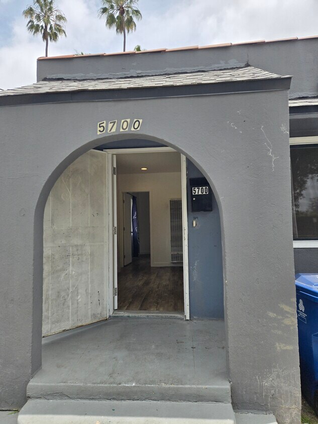 Foto principal - 5700 S Van Ness Ave