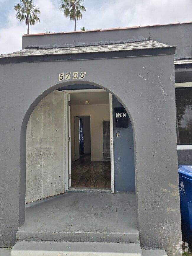 Building Photo - 5700 S Van Ness Ave