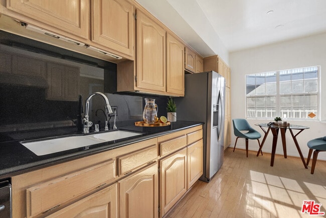 Foto del edificio - 2025 S Beverly Glen Blvd