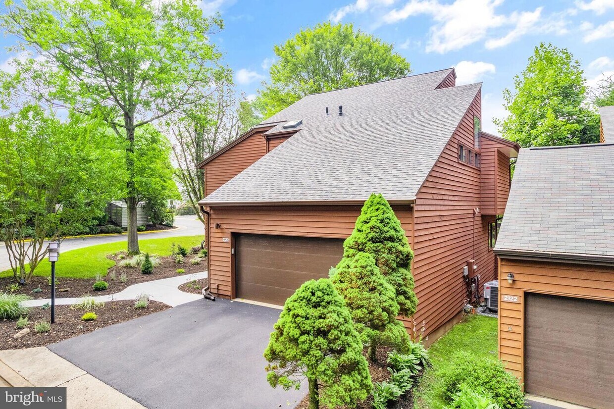 Primary Photo - 2120 S Bay Ln