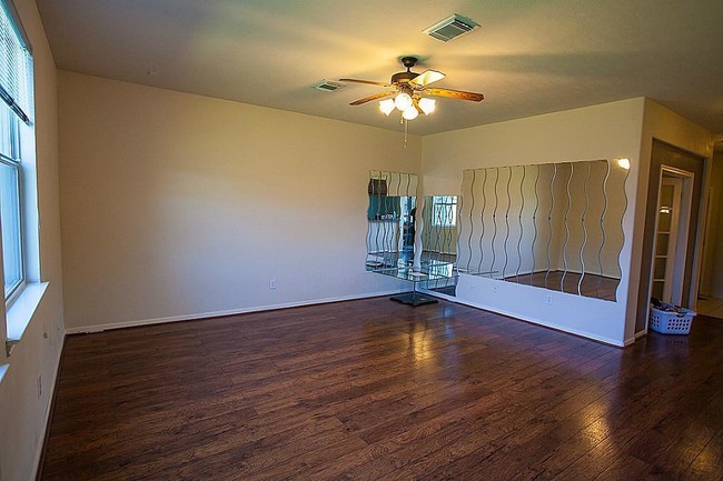 Building Photo - 2927 Meadowglen Cv