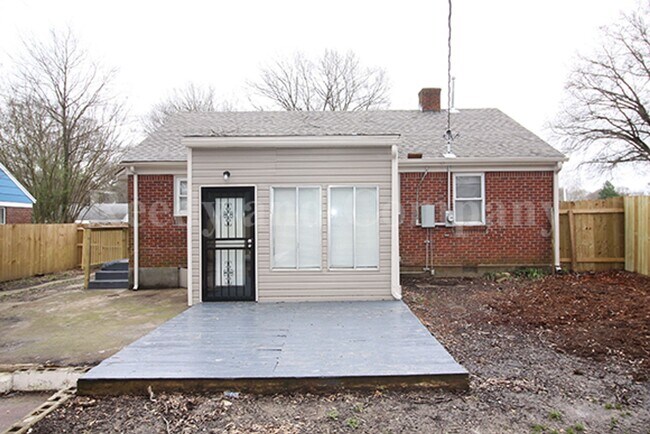 Building Photo - 1023 Waring Rd