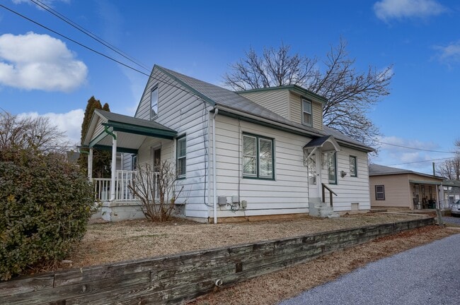 Building Photo - 123 N Spruce St