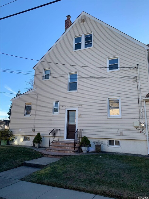Primary Photo - 124 Dubois Ave