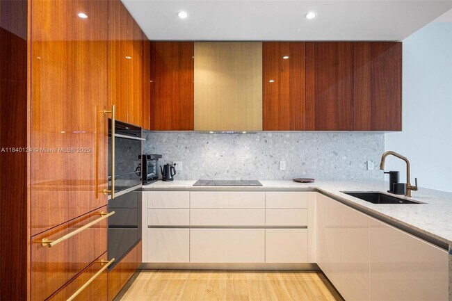 Foto del edificio - 2678 Tigertail Ave