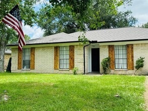 Building Photo - 3318 Schroeder Ave