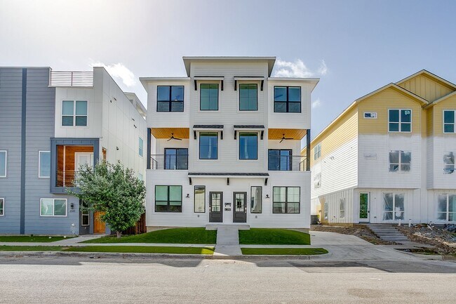 Building Photo - 2333 Benbrook Blvd