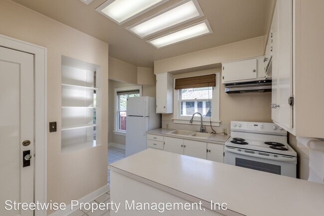 Building Photo - 3 br, 1 bath House - 3045 SE VanWater St